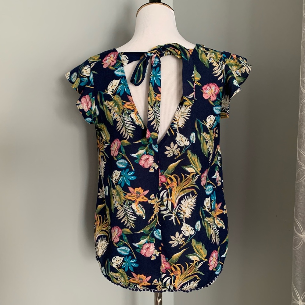 Tropical 🌴 Top with Cute Back!